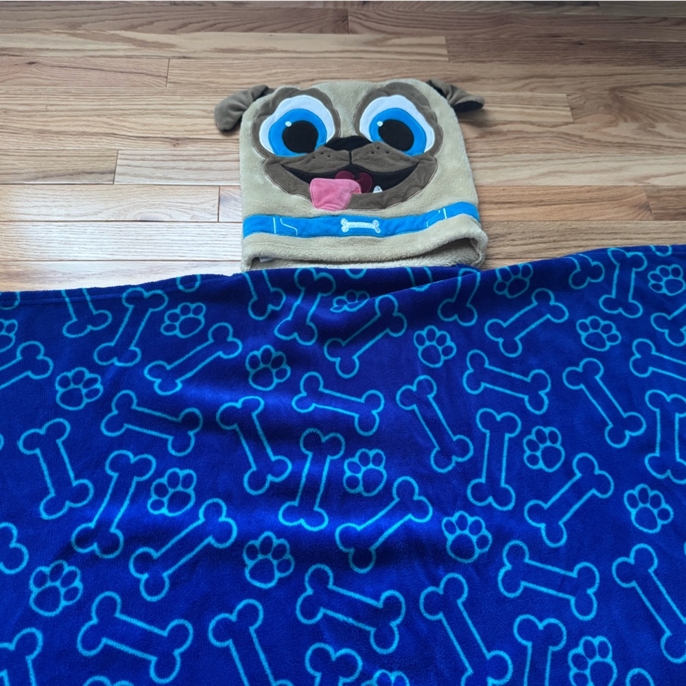Puppy Dog Pals Rolly throw blanket